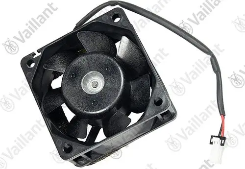 Vaillant-Lüfter mit schwarzem Gehäuse und mehreren Rotorblättern, ausgestattet mit einem Kabelanschluss für die Stromversorgung.